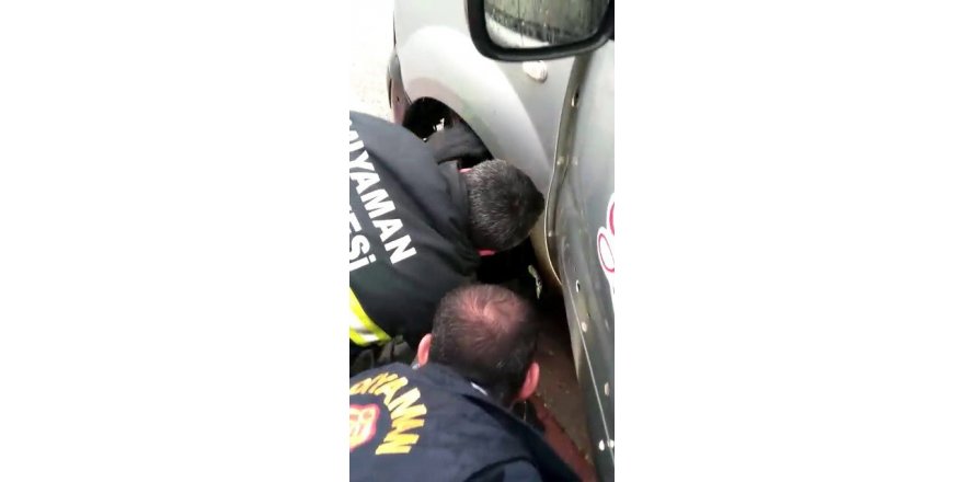 Soğuktan korunmak için girdiği motorda mahsur kaldı