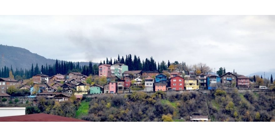 Öğlebeli Mahallesinde evler farklı renklere boyanıyor