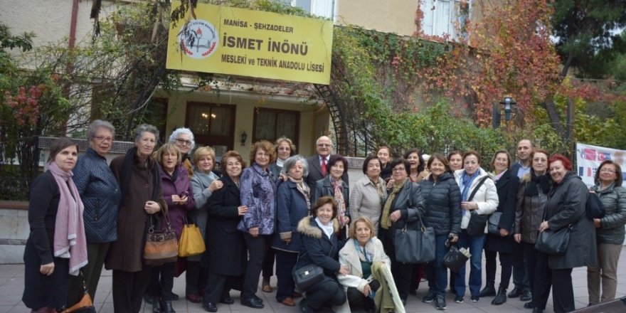 52 yıl sonra mezun oldukları okulda buluştular