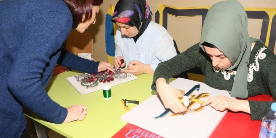 Çocuklar eğitim görüyor, anneleri meslek öğreniyor