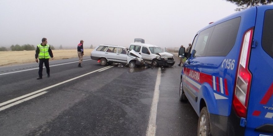 Hatalı sollama kazaya sebep oldu: 3 yaralı