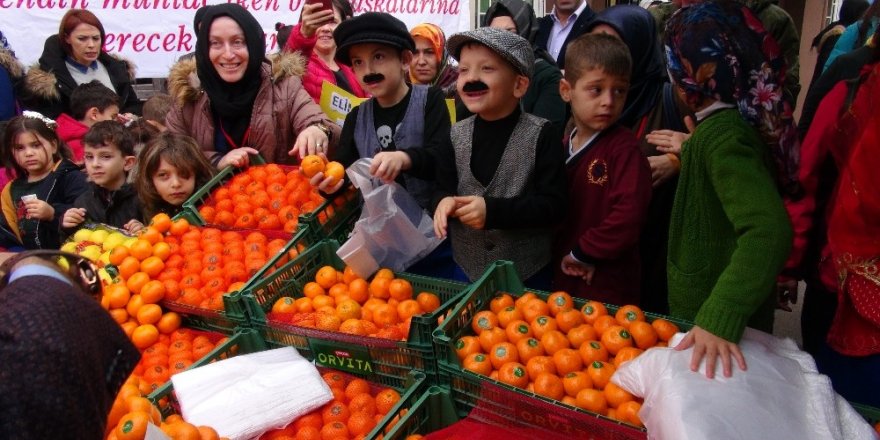 Mnik öğrenciler, okulları için pazarcı olup tezgahın başına geçti