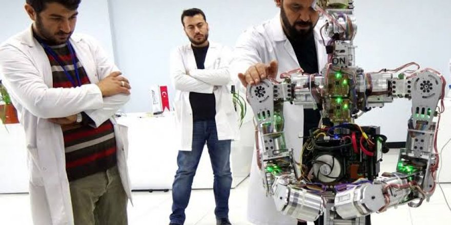 İnsansı robotlar danslarıyla ünlü şarkıcı Merve Özbey'e eşlik etti