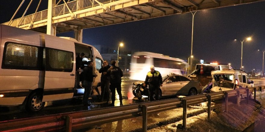 Kaza yerine gelen polis aracına minibüs çarptı: 1 yaralı
