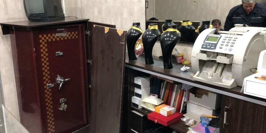Kuyumcuya giren hırsızlar altın dolu kasayı açamadan kaçtı... O anlar kamerada