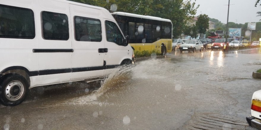 Aydın’da sağanak yağış hayatı olumsuz etkiledi