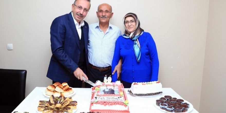50.Evlilik yıldönümü pastasını Nevşehir Belediye Başkanı Seçen ile birlikte kestiler