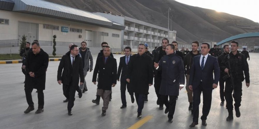 Vali Akbıyık, Esendere Gümrük Kapısında incelemede bulundu