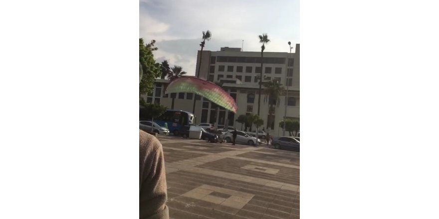 Paraşütçü böyle yere çakıldı