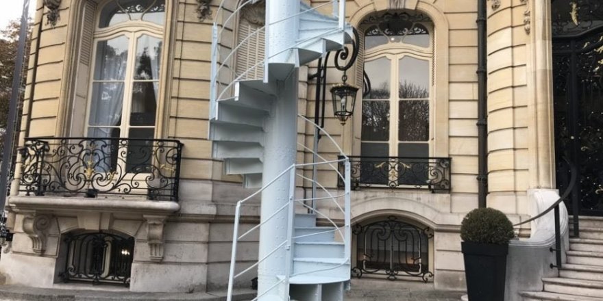 Eyfel Kulesi’nin merdivenin bir parçası 169 bin euro’ya satıldı