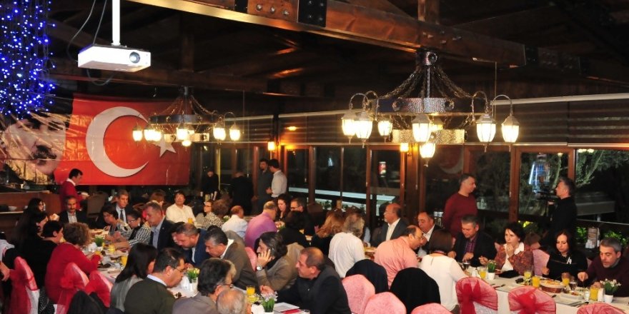 Balçova’da emekli olan öğretmenlere teşekkür yemeği