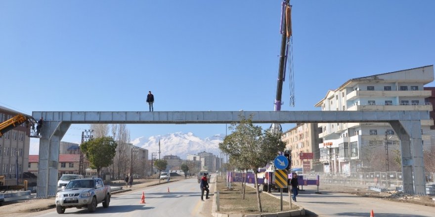 Yüksekova ilk üst geçidine kavuşuyor