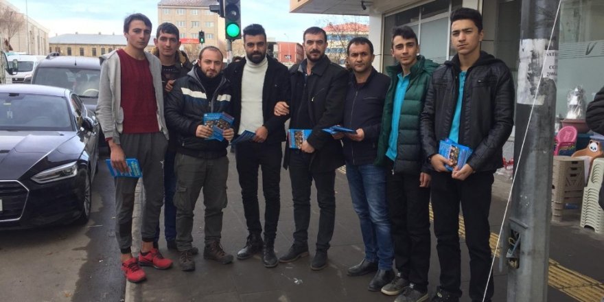 UMDER gençlere broşür dağıttı