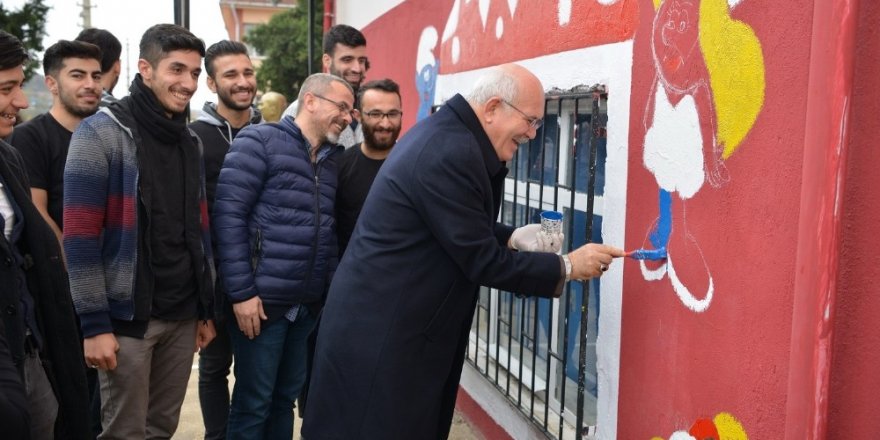 Üniversiteli öğrenciler köy okulunu boyayıp kütüphane kurdu