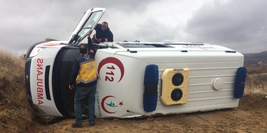 Hasta almaya giden ambulans devrildi