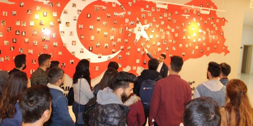 Üniversite öğrencileri 15 Temmuz Şehitler Müzesinde ders işledi