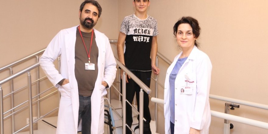 Merdivenden düşen genç, fizik tedavi ile ayağa kalktı