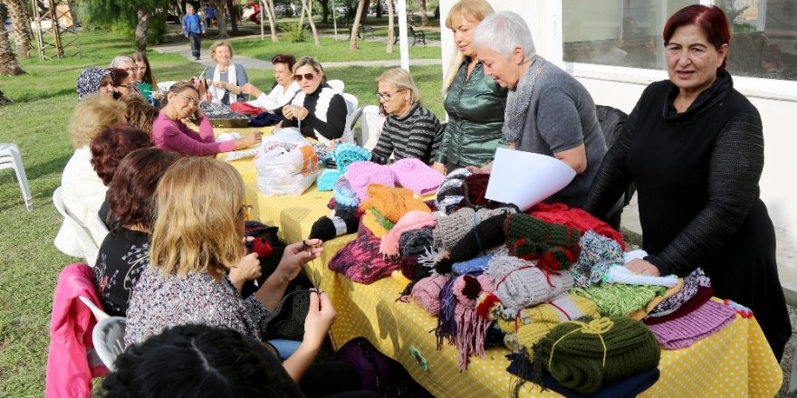 Mezitlili kadınlar Hozatlı çocuklar için ördü