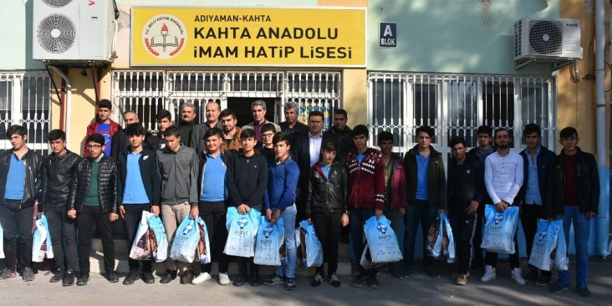 Kahtalı 4 İHL öğrencisi 63 yetimi giyindirdi