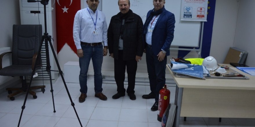 Manisalı emlakçılar kamera eşliğinde sınavda