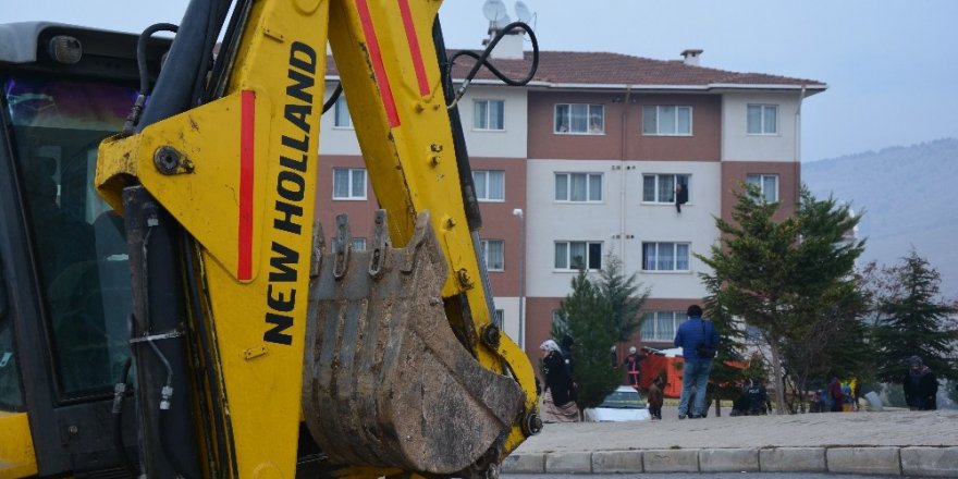 Dükkanları yıkılmaya çalışılan kadın 3. kattan atlamak istedi