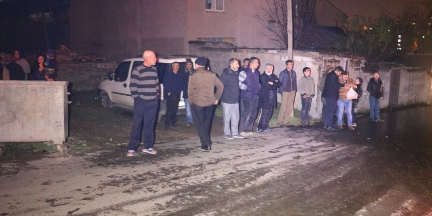 Sivas’ta korkutan yangın mahalleli sokağa döküldü