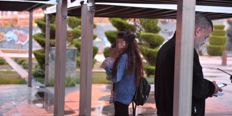 16 yaşındaki anne: "Asla bebeğimi satmam arkadaşlar şaka yaptı"