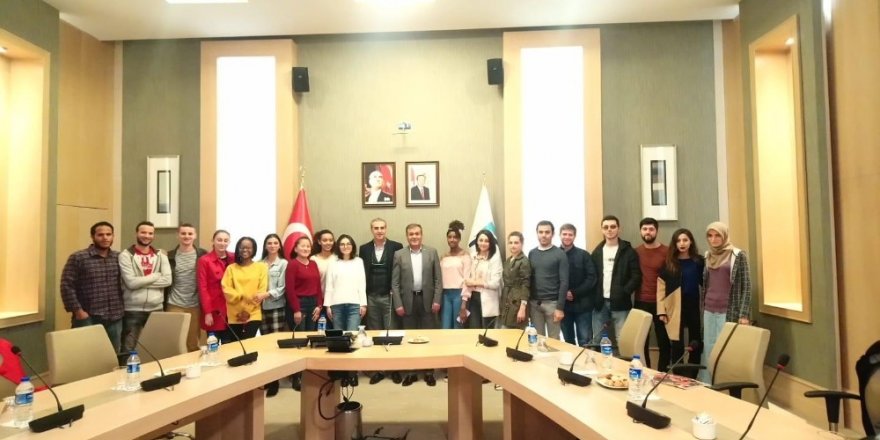 Antalya’da Türkiye’nin etki sahasıyla ilgili konferans verdi