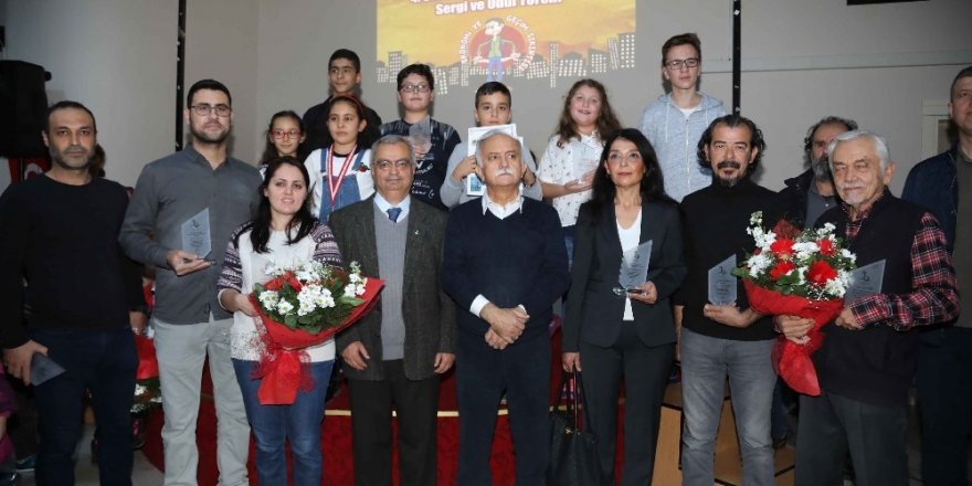 Bayraklı’da dereceye giren karikatüristler ödüllerini aldı
