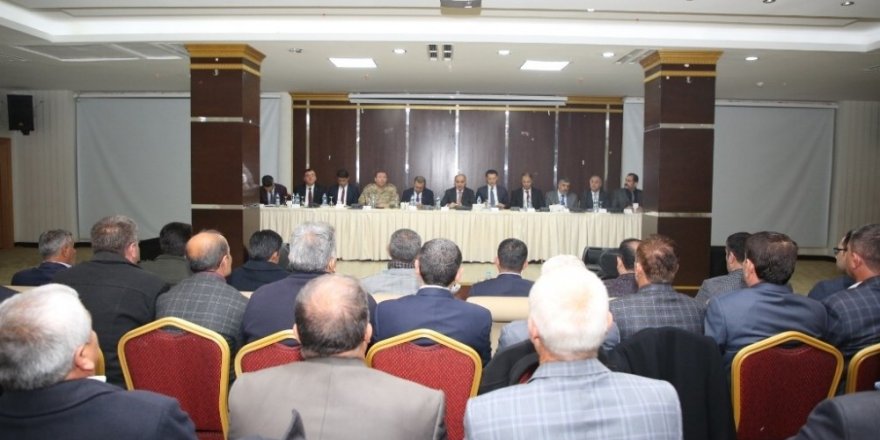 Vali ve belediye başkanı muhtarlarıyla bir araya geldi