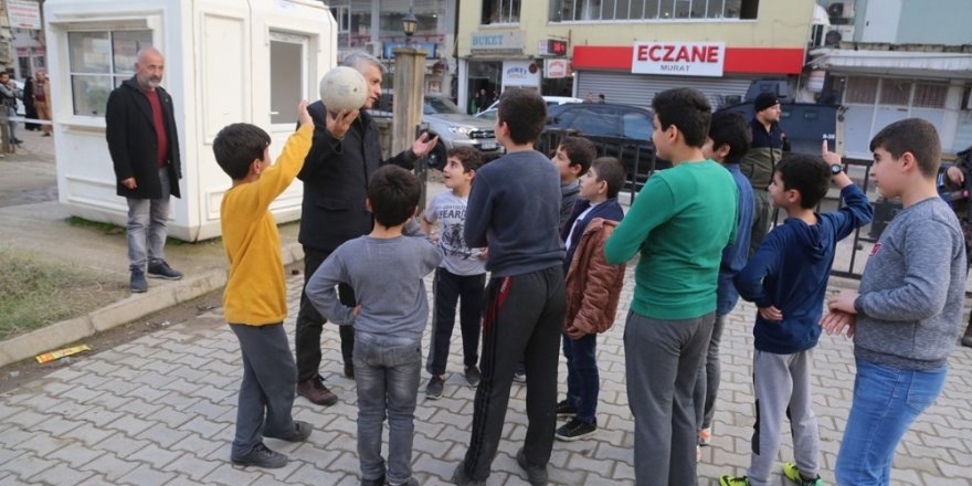 Cizreli çocuklardan Kaymakam ve Belediye Başkanı Arıcan’a sevgi gösterisi