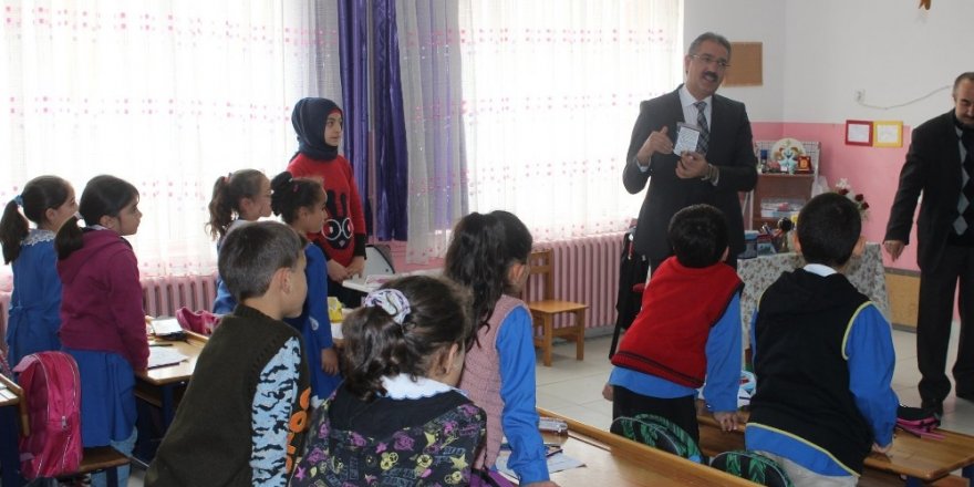 Öğrencilere lale soğanı dağıtıldı