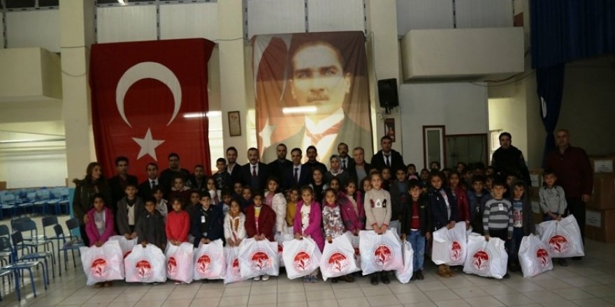 Başkan Çelik öğrencilere kışlık giysi yardımı programına katıldı