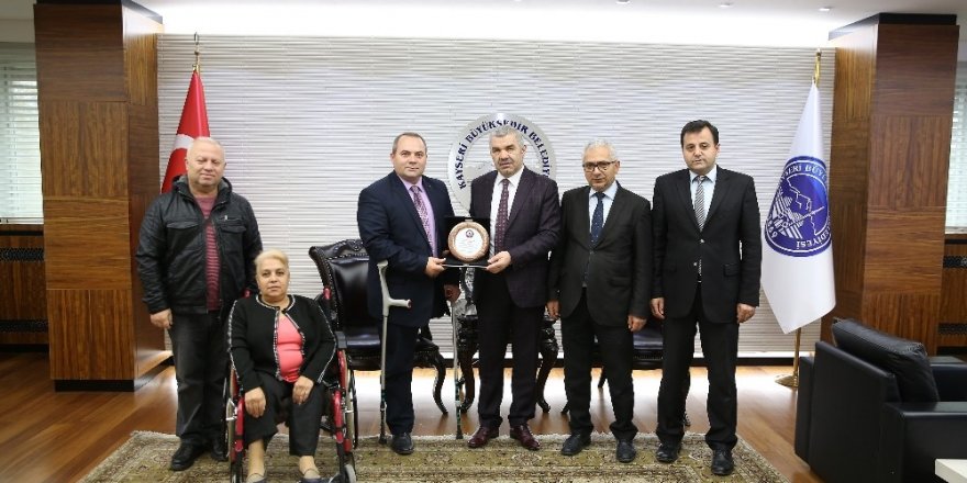Anadolu Sakatlar Derneği Genel Merkezi Başkan Çelik’i ziyaret ederek destekleri nedeniyle teşekkür plaketi verdi