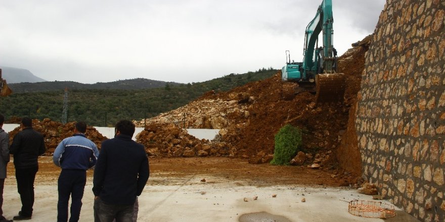 Yağmur sebebiyle okulun istinat duvarı çöktü
