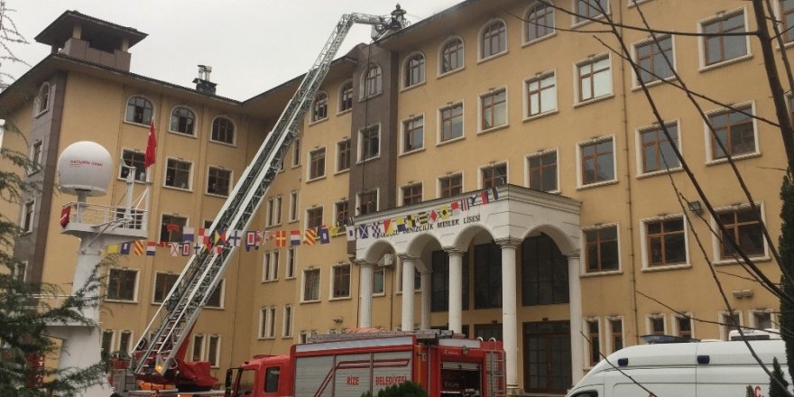 Rize’de bir okulun çatısında yangın çıktı