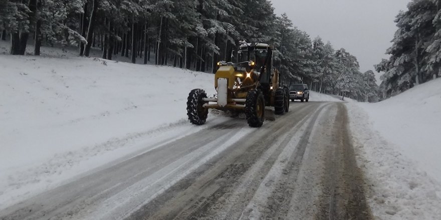 Kazdağları’nda şiddetli kar trafiği olumsuz etkiliyor