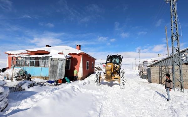 Van ve Bitlis'te kar, 337 yerleşim biriminin yolunu kapattı