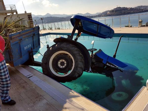 El freni çekilmeyen traktör yüzme havuzuna düştü