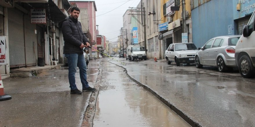 İzmirli esnaf göle dönen caddede oltasıyla balık tuttu
