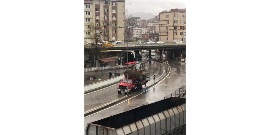 Kepçe yüklü kamyon kazaya davetiye çıkardı