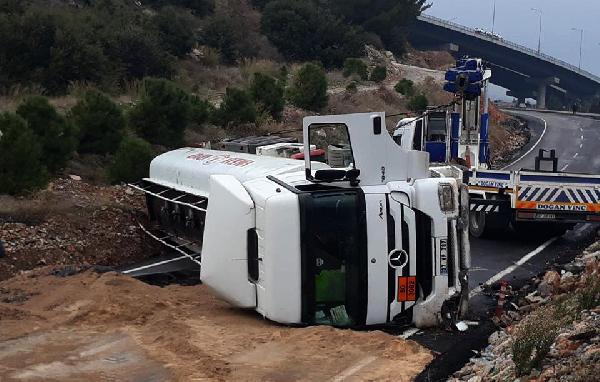 Fuel oil yüklü tanker devrildi, tonlarca yakıt yola döküldü