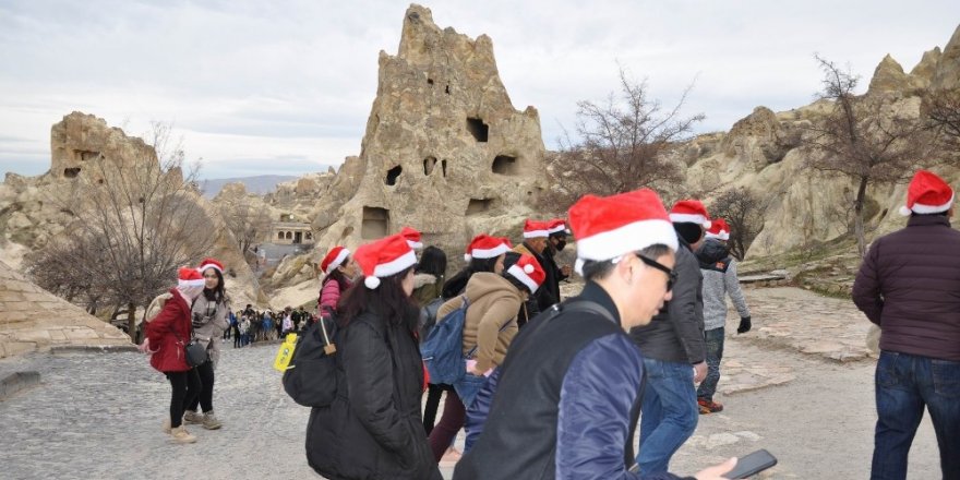 Singapurlu turistler Kapadokya’yı neol şapkasıyla gezdi