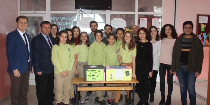 Sokak hayvanları için harçlıklarını biriktiriyorlar