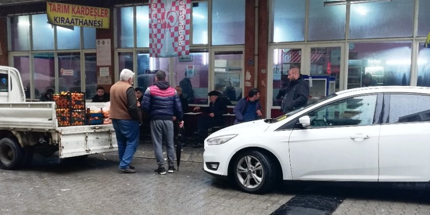 Kahvehane önünde düşen adam hastanede hayatını kaybetti