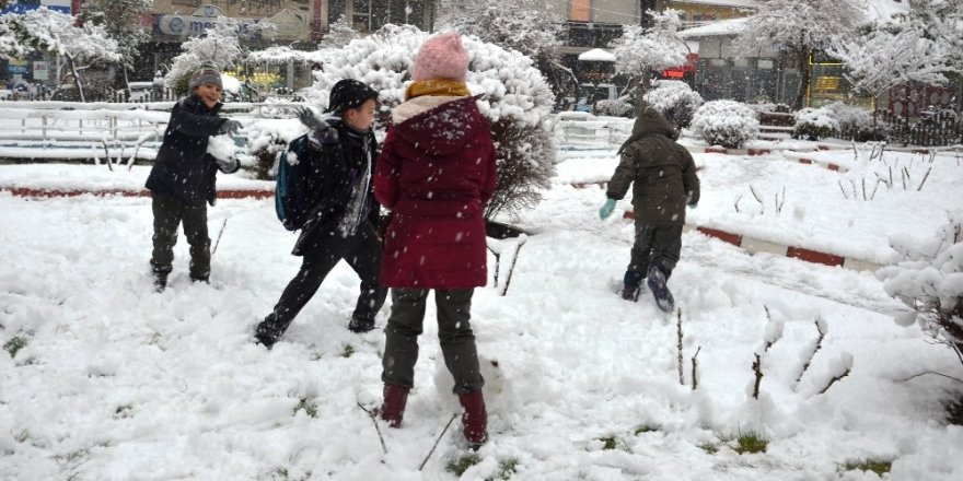 Dursunbey’de okullara kar tatili