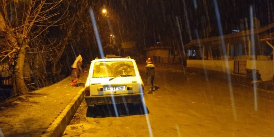 Selendi’de 2 yıl aradan sonra kar mutluluğu