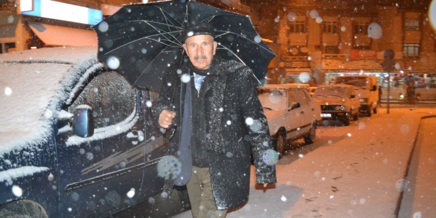 Şuhut’ta kar yağışı sevinci