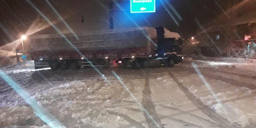 Afyonkarahisar’da aşırı yağan kar nedeniyle bağlantı yolları trafiğe kapandı