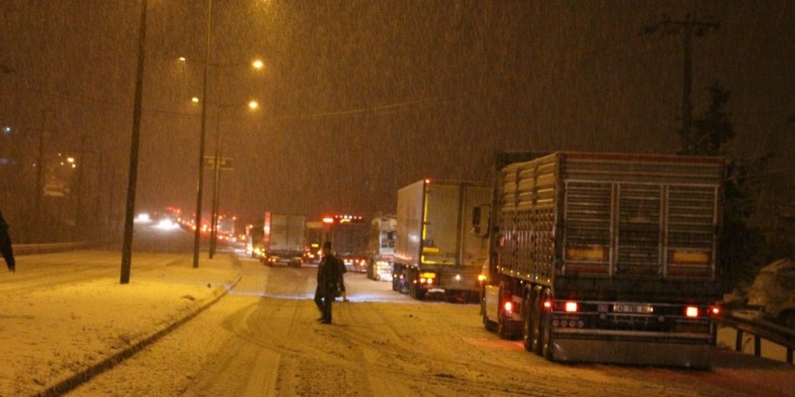 D-300 karayolu kar nedeniyle 2 saat trafiğe kapalı kaldı